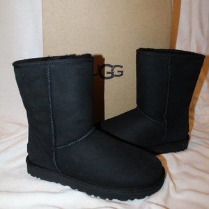 NIB UGG WOMEN'S CLASSIC SHORT BLACK SUEDE SHEARLING LINED‎ WINTER BOOTS